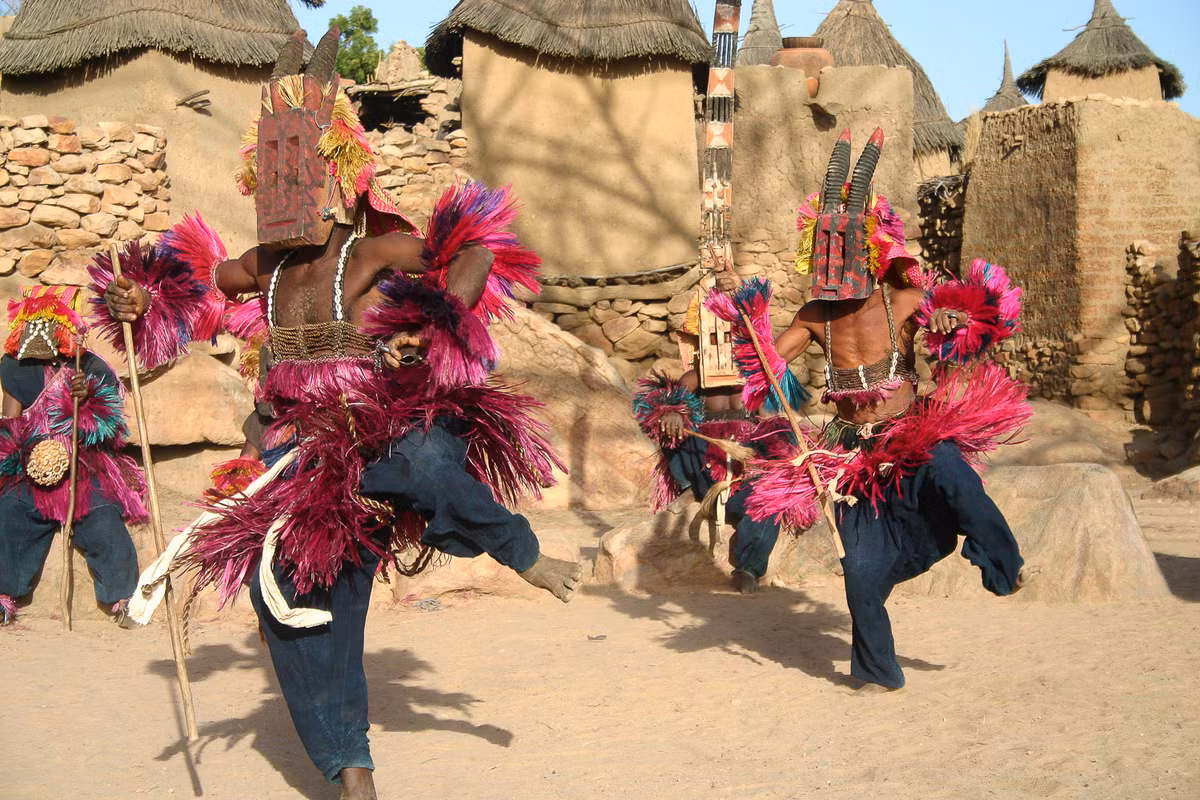 Trong số này, người Dogon tin rằng, vào thời cổ đại, một chủng người từ hành tinh khác đã đến Trái đất để nói với bộ tộc Dogon rằng nguồn gốc thật sự của họ là đến từ vì sao Sirius B (còn được gọi là sao Paul Tolo). Tuy nhiên, đến nay giới chuyên gia vẫn chưa thể tìm thấy bằng chứng để chứng minh thông tin trên là sự thật.