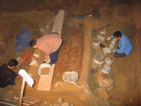 Các chuyên gia tìm thấy nhiều vàng bạc, châu báu và đồ tùy táng giá trị trong mộ cổ trên. Căn cứ vào những cổ vật này, họ xác định chủ nhân ngôi mộ là trưởng nữ của Vương Đan Hổ.