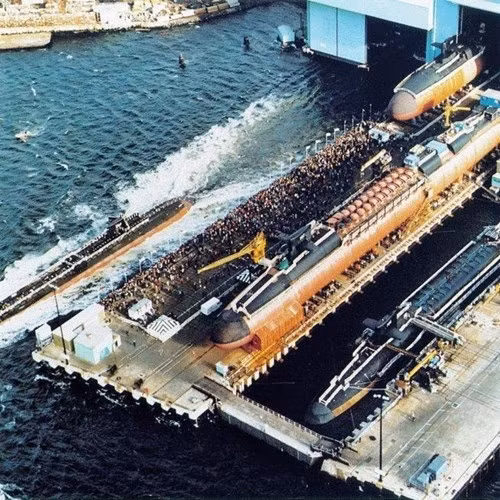 Tên lửa hành trình Tomahawk đạt tầm bắn đến 1.700km, tốc độ bay cận âm 890km/h, trang bị hàng loạt công nghệ dẫn đường tối tân nhất thế giới như định vị GPS, INS, hệ thống định dạng mặt đất TERCOM, hệ thống định dạng khu vực theo hình ảnh số DSMAC và radar chủ động.