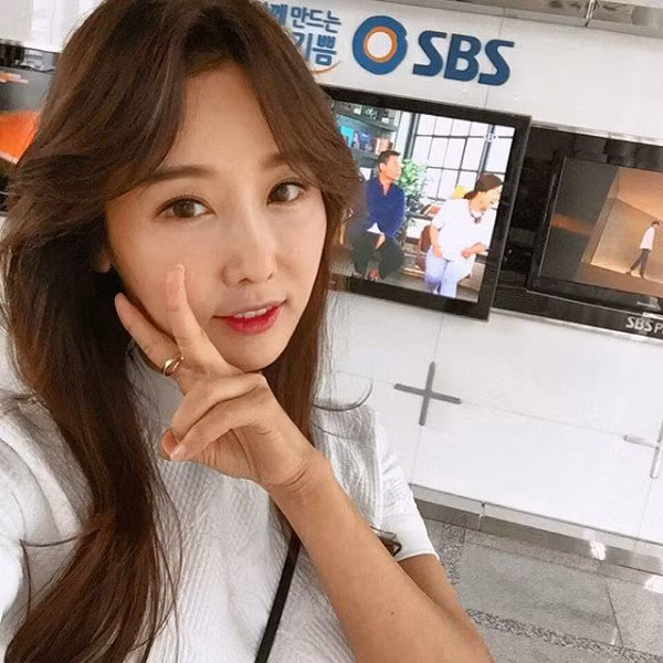 Điều này đã khiến nữ nha sĩ 48 tuổi xinh đẹp cảm thấy lo lắng cho cô con gái nhỏ, song song đó là những cảm giác buồn chán của bản thân khi không thể chia sẻ với con, không có người tâm sự. Và cũng chính trong quãng thời gian này, cô Lee Su Jin bắt đầu sử dụng mạng xã hội, Instagram, bắt đầu chia sẻ những bức ảnh của mình và tương tác với mọi người nhằm tìm được sự vui vẻ, xả stress.