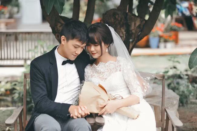 Đám cưới của MC Trần Ngọc được tổ chức "bí mật" đến mức mà theo nhận xét của nhiều đồng nghiệp phóng viên báo chí, MC, biên tập viên của anh thì cho đến 30 phút trước khi đám cưới diễn ra họ mới được biết thông tin Trần Ngọc cưới vợ trong ngày 30/12. Nhiều người thậm chí còn "trở tay không kịp", sửa soạn thật nhanh để đến dự đám cưới của Trần Ngọc bằng tất cả sự yêu mến dành cho anh. Ảnh: Nhung Sue.