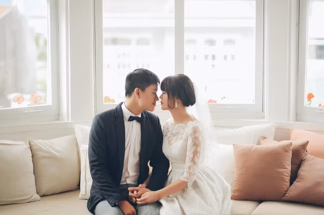 Trần Ngọc là một trong những MC kín tiếng chuyện đời tư. Trước đám cưới, anh gần như không chia sẻ thông tin về bạn gái trên mặt báo.