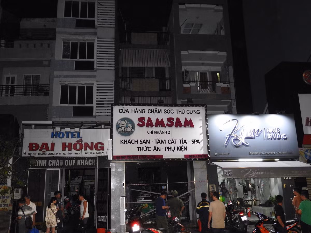 TPHCM: Cháy cửa hàng thú cưng ở Bình Thạnh, cứu 3 người mắc kẹt - Hình 3 TPHCM: Chay cua hang thu cung o Binh Thanh, cuu 3 nguoi mac ket-Hinh-3