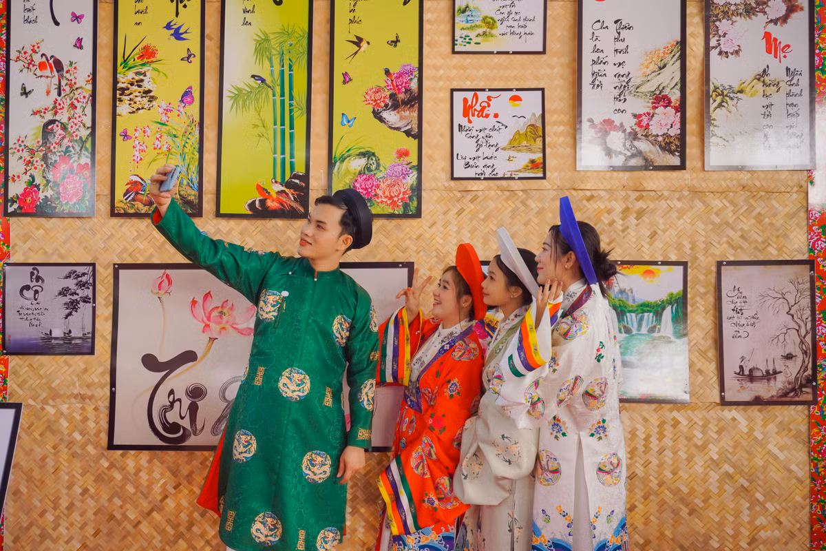 Sắc xuân tràn ngập khắp các con phố, tạo nên khung cảnh tươi vui, rộn ràng. Theo ghi nhận của PV Báo Tri thức và Cuộc sống từ sáng tại các điểm vui chơi, tham quan như Nhà thờ Đức Bà, Hồ Con Rùa, Công viên 23/9, Công viên Bạch Đằng, Đường hoa Nguyễn Huệ và Công viên Văn hóa Suối Tiên, dòng người bắt đầu đổ về từ sáng sớm. Nhiều gia đình tranh thủ lưu lại những khoảnh khắc đáng nhớ bên những tiểu cảnh rực rỡ sắc màu, hòa mình vào không khí xuân đầy hứng khởi. (Ảnh: Bảo Giang)