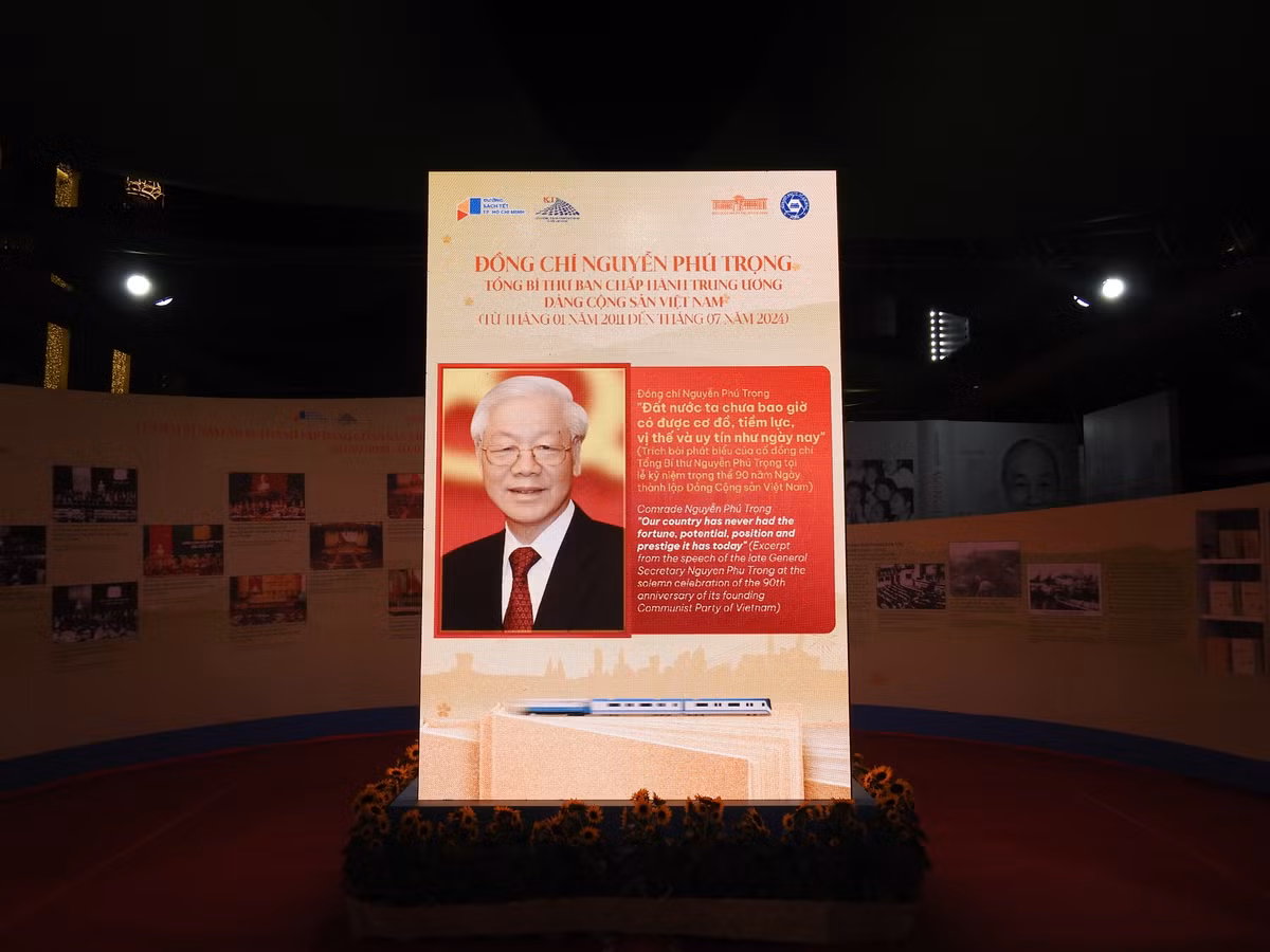 Bên cạnh đó, khu vực trưng bày các tư liệu, hình ảnh và tác phẩm của Cố Tổng Bí thư Nguyễn Phú Trọng cũng thu hút sự quan tâm đặc biệt từ người dân, du khách tham quan.