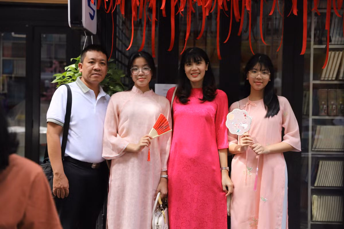 Anh Đức An chia sẻ: "Gia đình mình cũng như tất cả mọi người ở đây đều rất vui vẻ, háo hức chào đón năm mới. Mình mong rằng năm tới sẽ mang đến nhiều may mắn, an khang, thịnh vượng cho mọi người. Hy vọng ai cũng có một cuộc sống tốt đẹp hơn." (Ảnh: Bảo Giang)
