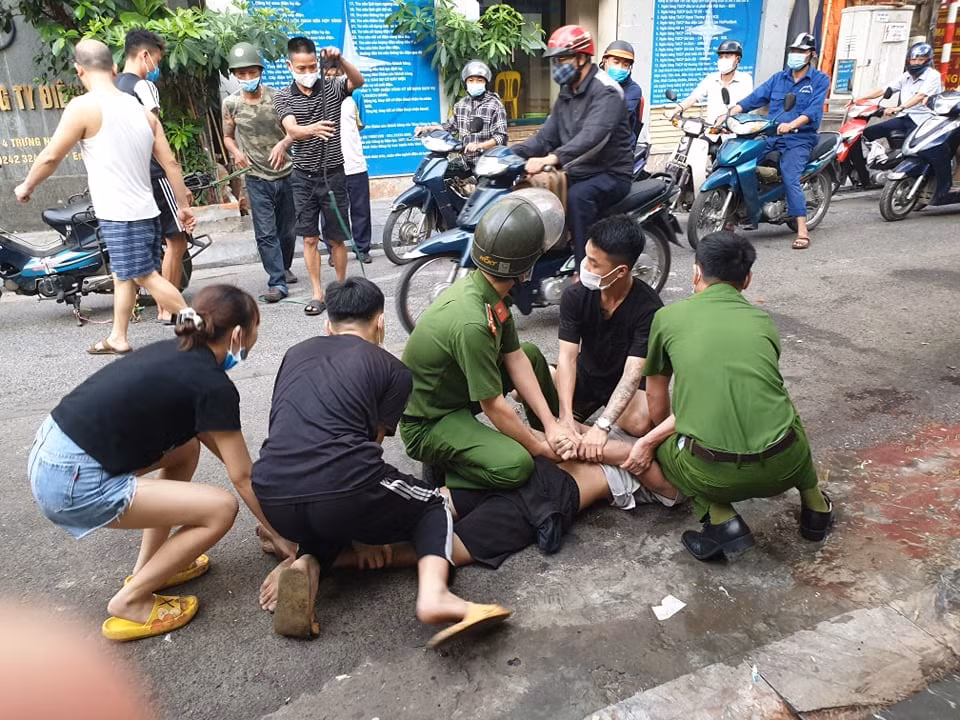 Quá trình có mặt đối tượng không chấp hành đeo khẩu trang do lực lượng công an đưa, sử dụng tay chân đấm đá chống trả lại lực lượng Công an. Thượng uý Thắng và đại uý Nguyên đã cùng người dân khống chế và bắt giữ đối tượng để đảm bảo an toàn cho người dân xung quanh, sau khi khống chế đưa đối tượng về trụ sở để tiếp tục xác minh, xử lý về hành vi trên.