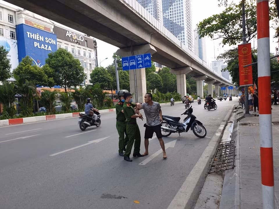 Khong che nguoi dan ong chan o to xin tien, doa giet nguoi di duong-Hinh-2