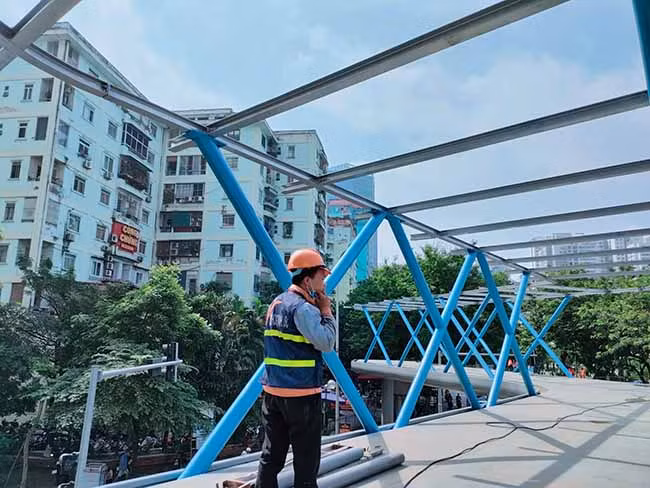 Đại diện Ban Quản lý dự án đầu tư xây dựng các công trình giao thông Hà Nội cho biết hiện nay đơn vị thi công đang khẩn trương thực hiện các hạng mục cuối. Dự kiến dự án sẽ kịp tiến độ, hoàn thành phục vụ người dân vào cuối tháng 5. 