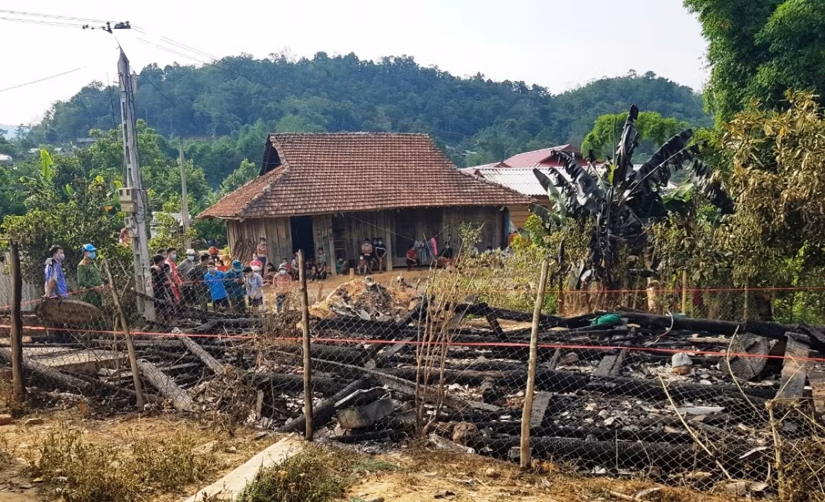  Một học sinh lớp 2 tử vong do cháy nhà trong đêm: Đêm 18/5, tại căn nhà của gia đình chị Tẩn Tỏ Mẩy (xã Nà Hỳ, huyện Nậm Pồ, tỉnh Điện Biên). Khi xảy ra cháy, chỉ có một mình cháu T.S.M (7 tuổi, học sinh lớp 2 Trường Phổ thông DTNT Tiểu học số 2 xã Hà Nỳ) - con trai chị Mẩy ở nhà. Phát hiện sự việc, người dân đã nhanh chóng đến chữa cháy nhưng ngọn lửa bốc lên quá lớn, khiến cháu T.S.M tử vong trong đám cháy.
