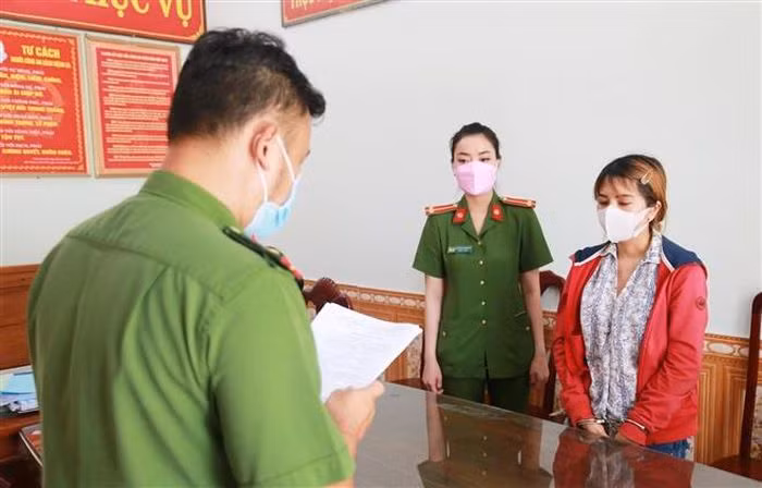  Nữ giám đốc ngân hàng lừa đảo 15 tỷ đồng: Lê Thị Kim Khánh (39 tuổi, ngụ quận Hải Châu, Đà Nẵng) đã lợi dụng danh nghĩa là Giám đốc Quan hệ khách hàng của Ngân hàng Phương Đông (Chi nhánh quận Liên Chiểu, TP Đà Nẵng), Khánh đã chiếm đoạt với tổng số tiền gần 15 tỷ đồng của nhiều người bằng hình thức huy động vốn để đầu tư làm ăn. Ngày 18/5, Khánh bị Công an Đà Nẵng bắt tạm giam để điều tra.