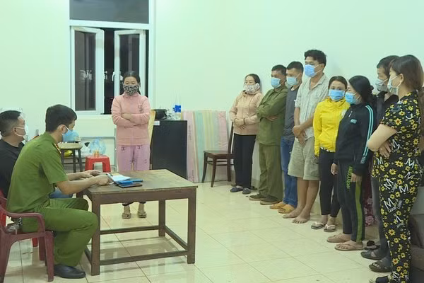  Nữ quái cầm đầu đường dây ghi đề giao dịch 10 tỷ/tháng: Hồ Thị Thanh Nhi (36 tuổi, trú TP. Buôn Ma Thuột, Đắk Lắk) cầm đầu đường dây ghi đề. Mỗi ngày đường dây này ghi số đề chi cho các con bạc từ 300 - 400 triệu đồng. Trung bình mỗi tháng số tiền giao dịch ghi số đề hơn 10 tỷ đồng. Ngày 15/5, Công an TP. Buôn Ma Thuột đã tạm giữ 4 đối tượng và đang củng cố hồ sơ để xử lý 8 đối tượng khác về hành vi đánh bạc và tổ chức đánh bạc trong đó có Nhi. 