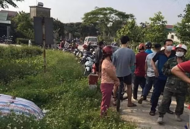 Khi kiểm tra thi thể cháu, phát hiện trên tay trái có 1 vết cắt sâu. Cơ quan công an ngay sau đó đã lập tức phong toả hiện trường, đồng thời đưa người mẹ về trụ sở để phục vụ điều tra. 