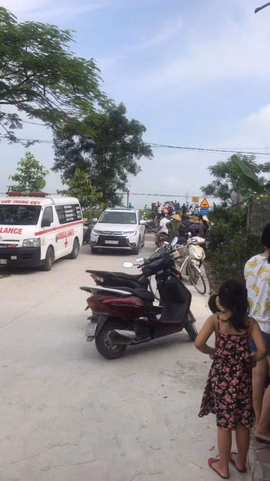 Bắt giam người mẹ ôm con nằm trên đường ray định tự tử Bat giam nguoi me om con nam tren duong ray dinh tu tu