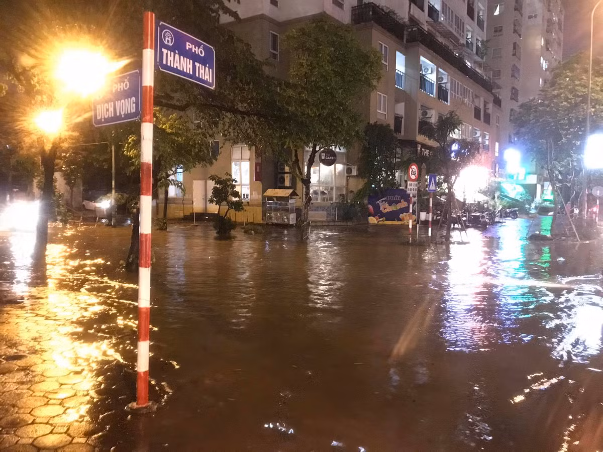 Điểm giao cắt giữa phố Thành Thái và Dịch Vọng ngập sâu.