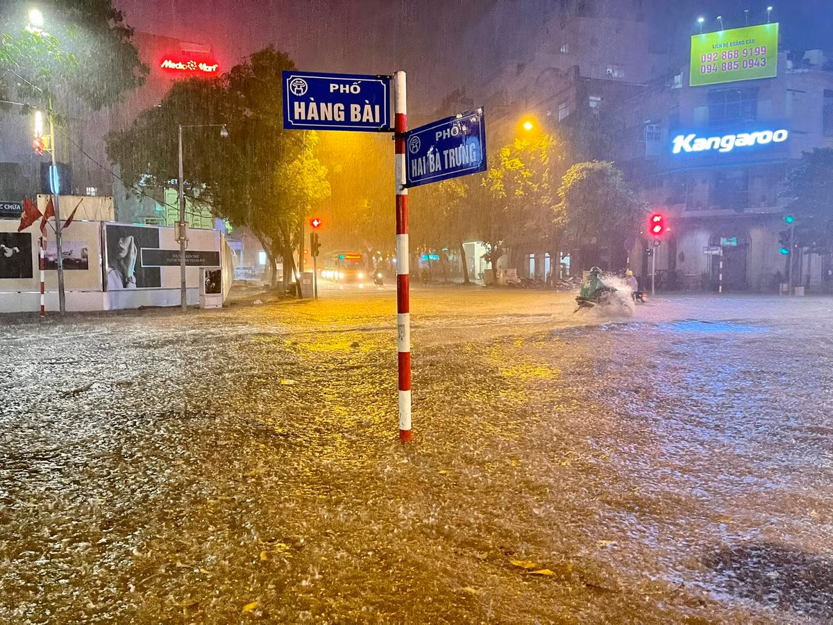 Phố Hàng Bài - Hai Bà Trưng ngập sâu, các phương tiện di chuyển khó khăn qua đây.