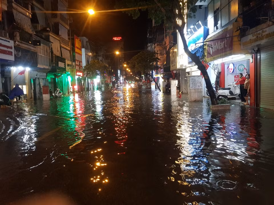 Phố Bạch Mai (quận Hai Bà Trưng) cũng ngập trong biển nước.