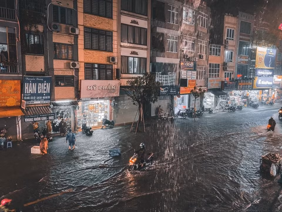 Nhieu tuyen pho Ha Noi ngap trong bien nuoc sau mua lon-Hinh-2