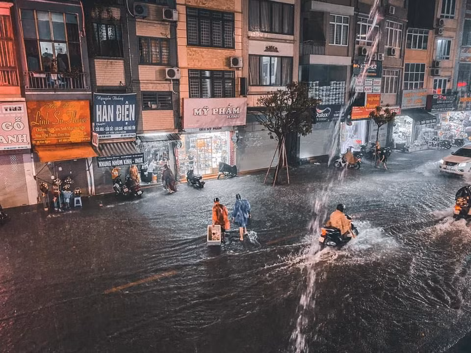 Nhiều tuyến phố tại Hà Nội nhanh chóng bị ngập úng do lượng mưa đổ xuống cực lớn.