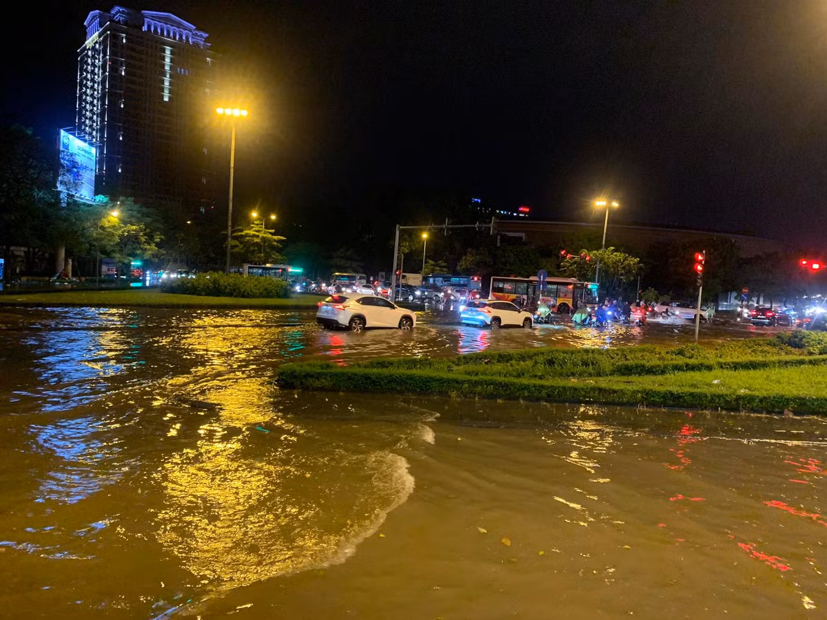 Khu vực quận Cầu Giấy có nhiều tuyến phố ngập úng.