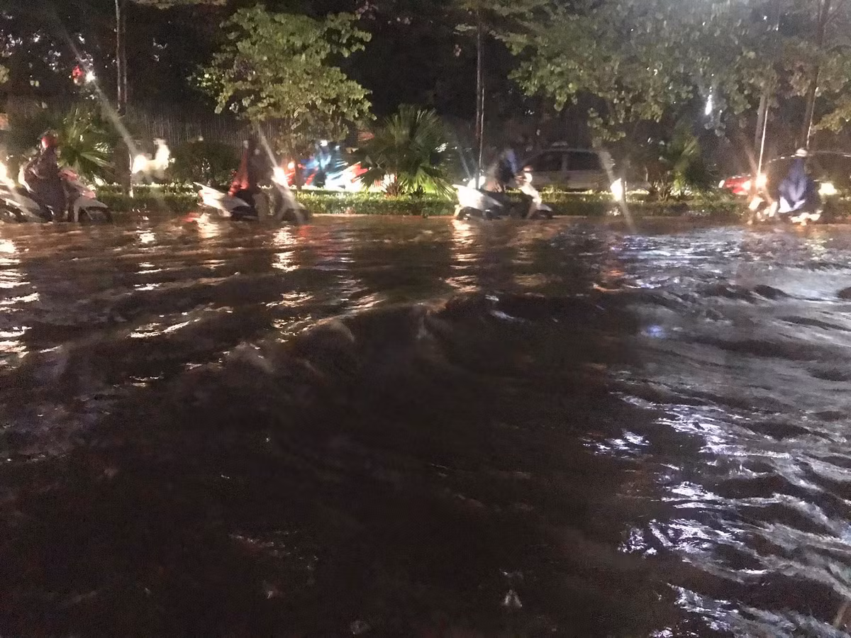 Đường Trần Thái Tông do mực nước ngập khá sâu nên 1 số xe máy bị chết máy.