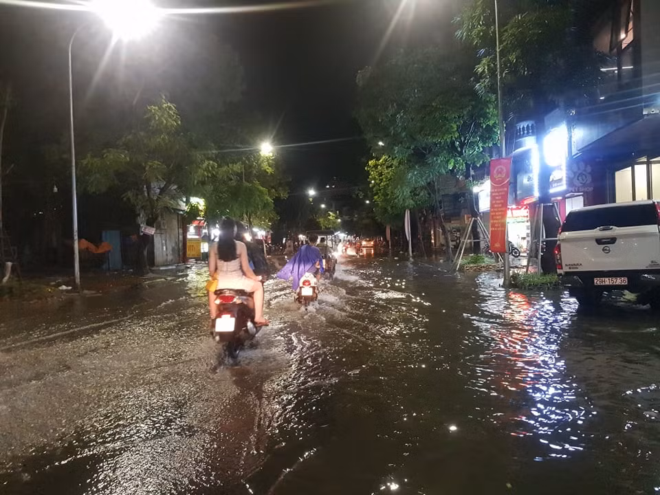 Phố Võ Thị Sáu (quận Hai Bà Trưng) cũng trong tình trạng ngập nước.
