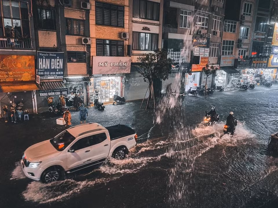 Nhieu tuyen pho Ha Noi ngap trong bien nuoc sau mua lon