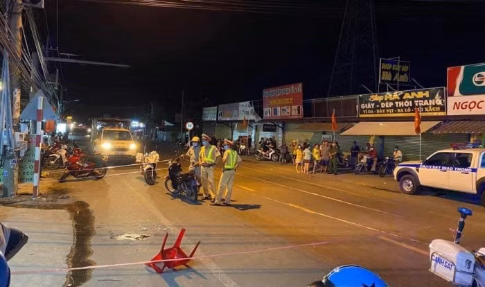  Đâm 2 bạn nhậu gục tại chỗ trong quán cháo lòng: Khuya 12/5, anh T.M.H. (21 tuổi) ngồi nhậu cùng 2 người bạn tại quán cháo lòng ở xã Đại Phước (huyện Nhơn Trạch, Đồng Nai). Trong quá trình ăn nhậu, cả 3 xảy ra mâu thuẫn. Do bực tức H. đã rút dao đâm gục 2 bạn nhậu khiến 1 người tử vong ở huyện Nhơn Trạch. Ngày 13/5, Công an Đồng Nai cho biết đang truy bắt hung thủ. 