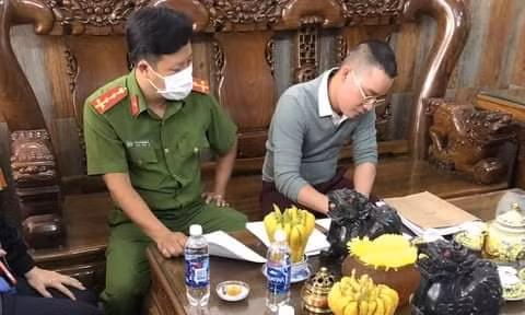 Lừa đảo bán đất nền bị khởi tố, bắt tạm giam: Nguyễn Văn Chung (SN 1986), Giám đốc Công ty TNHH Đo đạc tư vấn thiết kế xây dựng DCB (quận Tân Phú, thành phố Hồ Chí Minh) đã có hành vi lập khống bản vẽ chi tiết, ký hợp đồng đặt cọc chuyển nhượng một số lô đất tại TP HCM cho nhiều người chiếm đoạt 16 tỷ đồng của 8 cá nhân thông qua các hợp đồng đặt cọc chuyển nhượng đất. Ngày 10/3, Chung bị Công an TP HCM khởi tố, bắt tạm giam. 