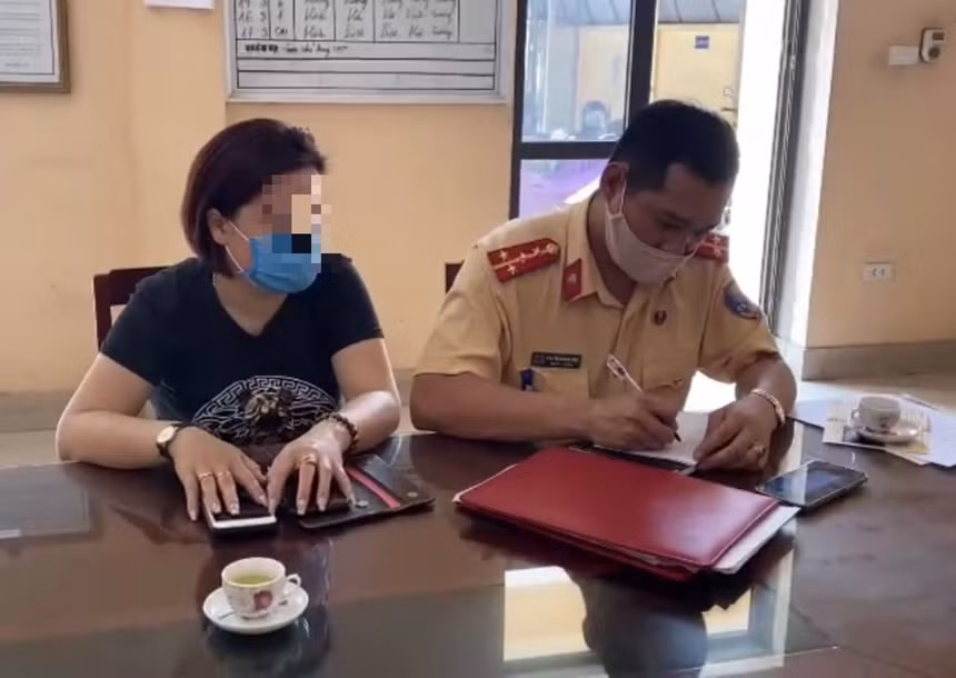 Phat nu tai xe lui xe tren cao toc Ha Noi - Thai Nguyen