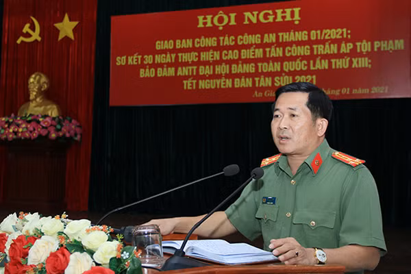 Đại tá Nơi chia sẻ thêm: “Tôi rất mong muốn số điện thoại 0962297777 của tôi sẽ tiếp tục được bà con nhân dân ủng hộ và cung cấp thật nhiều những tin tức có giá trị liên quan đến an ninh trật tự và đặc biệt trong giai đoạn này là những tin báo liên quan đến công tác phòng chống dịch COVID-19, qua đó giúp chúng tôi cùng chung tay bảo vệ người dân, bảo vệ xã hội được bình yên và chiến thắng đại dịch này". 