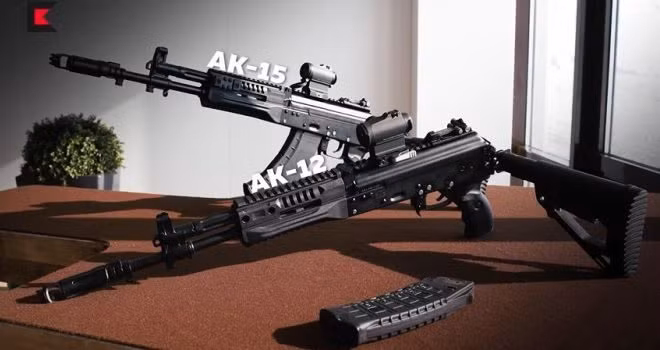 Được biết, phiên bản AK-12 bắt đầu được nghiên cứu và chế tạo từ năm 2010. Súng AK-12 được thiết kế với rãnh ngắm đa năng và có thể thay thế bằng các loại kính ngắm quang học hoặc kính ngắm điện tử để có thể giúp người lính tác chiến hiệu quả trong điều kiện ban đêm, sương mù.