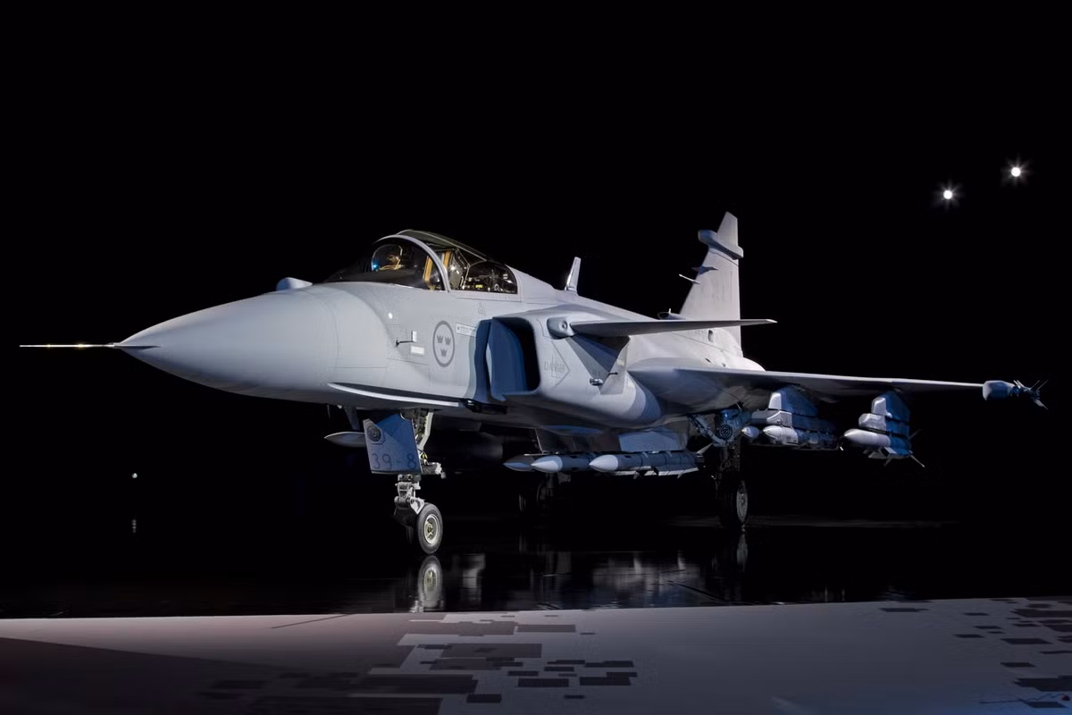 Vũ khí của JAS-39E cũng rất đáng nể khi nó sẽ mang theo tên lửa không chiến ngoài tầm nhìn Meteor có "phạm vi không thể trốn thoát" lớn nhất thế giới cùng tên lửa trong tầm nhìn IRIS-T "khóa mục tiêu sau khi phóng" cực kỳ đáng sợ.