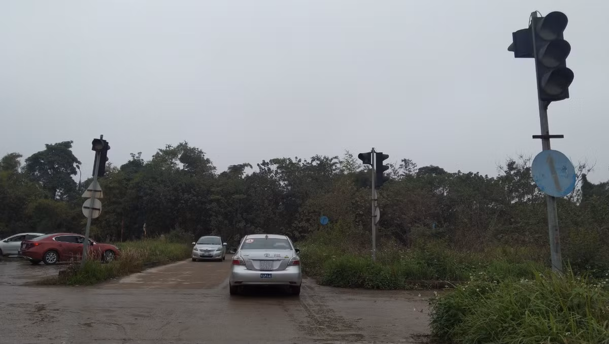 Tìm hiểu của PV, sân tập xe quy mô hoành tráng này thuộc Công ty CP Đầu tư TM Toàn Hiền. Sân tập mọc lên ngay trên khu vực hành lang thoát lũ thuộc địa bàn quận Tây Hồ (Hà Nội) từ nhiều năm nay.