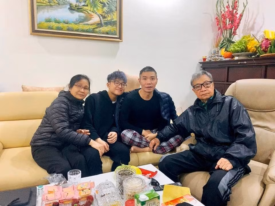 Con trai va bo me den choi nha moi cua NSND Cong Ly ngay Tet-Hinh-2