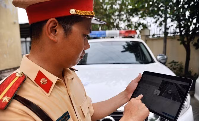 Bước 2: Các nội dung được trích xuất từ quyết định xử phạt đưa lên Cổng DVCQG bao gồm: số quyết định xử phạt VPHC; tên cơ quan ra quyết định xử phạt; thông tin của người vi phạm (họ tên, số giấy phép lái xe, số điện thoại do người vi phạm cung cấp, số tiền nộp phạt); Kho bạc (ngân hàng) thu tiền xử phạt; hành vi vi phạm; thời gian vi phạm; địa điểm vi phạm; hình thức xử phạt bổ sung (thời gian tước quyền sử dụng giấy phép lái xe).