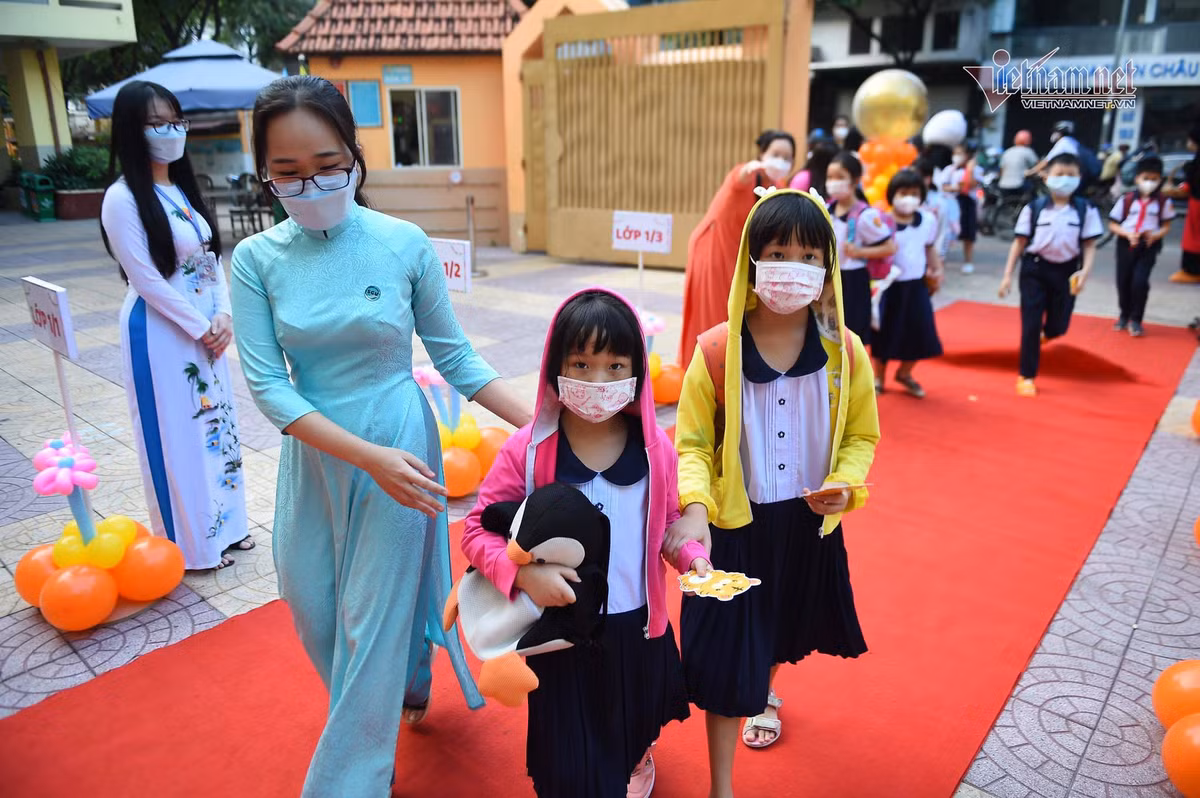 “Tôi đã tưởng từ đầu tuần này trở đi, khi hai con cùng đến lớp, tôi sẽ được trở lại với nhịp làm việc sinh hoạt như trước khi dịch bệnh bùng phát. Tuy nhiên, vẫn còn một bé ở nhà thì tôi phải tiếp tục làm việc online thôi. Hy vọng rằng con cũng sớm được đến trường, có bạn bè, được các cô dạy dỗ chứ không chỉ loanh quanh với mẹ như suốt mấy tháng qua”, chị Quỳnh chia sẻ.