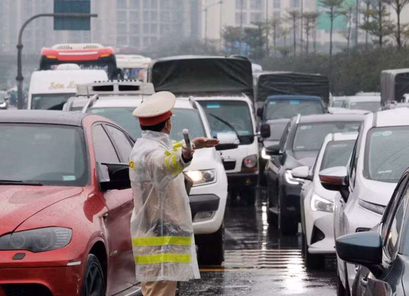 Trưa 6/2 (tức mùng 6 Tết Nguyên đán Nhâm Dần), Hà Nội đón cơn mưa phùn rét buốt mới tràn về. Tại ngã tư Pháp Vân - Giải Phòng - QL1A, tổ công tác thuộc Đội CSGT đường bộ số 14 (Phòng CSGT Hà Nội), hướng dẫn phân luồng giao thông đón người dân từ các tỉnh thành phía Nam trở về Thủ đô.
