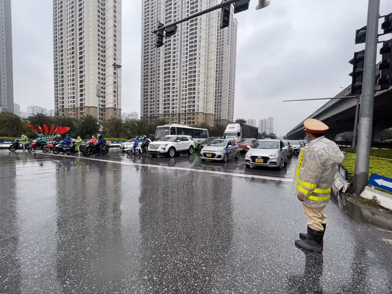 Trên tuyến QL6 từ Tây Bắc về Hà Nội, tuyến đường Hồ Chí Minh từ các tỉnh phía Nam qua huyện Chương Mỹ (Hà Nội), Trung tá Vũ Văn Hoài, Đội trưởng Đội CSGT số 12 cho biết, lưu lượng phương tiện lưu thông từ chiều 5/2 đến trưa nay đã gia tăng, nhưng ở mức vừa phải, nên chỉ ùn ứ chứ không tắc kéo dài.