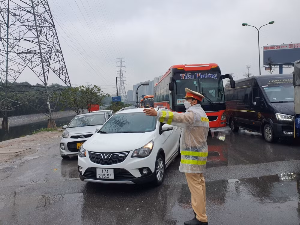 “Mặc dù thời tiết mưa, rét nhưng để đảm bảo hướng dẫn phương tiện của ô tô, xe máy của nhân lưu thông qua nút giao thông vào trung tâm Hà Nội, CSGT phải đứng phân luồng dưới mưa để chỉ huy hướng dẫn phương tiện lưu thông, không để xảy ra ùn ứ giao thông qua khu vực này…”, Thượng uý Toàn cho biết.