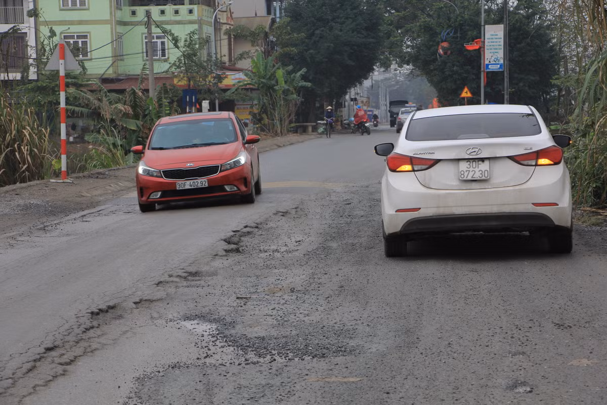 Vị lãnh đạo của Ban Quản lý DA Đầu tư xây dựng làm chủ đầu tư cũng cho biết, sắp tới sẽ tiến hành thi công cải tạo, nâng cấp, mở rộng tuyến đường Sơn Đồng - Song Phương.