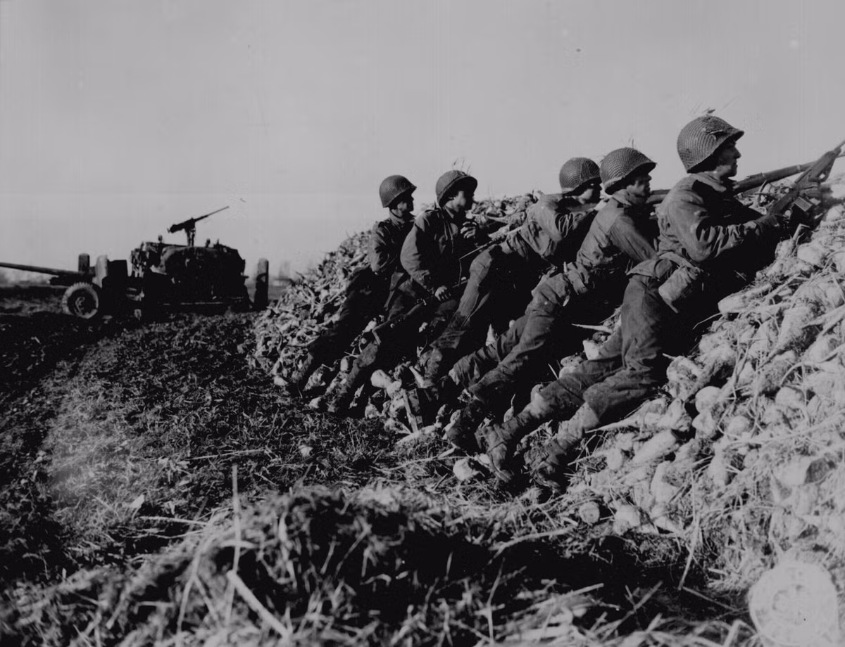 Trước khi Chiến tranh thế giới 2 nổ ra, trùm phát xít Hitler là người lãnh đạo nước Đức với tham vọng cai trị toàn lãnh thổ châu Âu. Để có được nhiều đất đai và quyền lực hơn, ngày 1/9/1939, phát xít Đức xâm lược Ba Lan. Sau đó, Anh và Pháp tuyên chiến với Đức - Chiến tranh thế giới 2 chính thức bắt đầu.