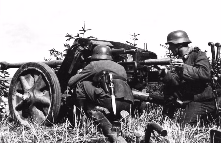 Mỹ đã không tham gia Chiến tranh thế giới 2 cho đến năm 1941 cho tới khi Nhật Bản tấn công các căn cứ hải quân của Mỹ tại Trân Châu Cảng ở Hawaii. Ngày sau ngày Nhật Bản tấn công Trân Châu Cảng, ngày 8/12/1941, Mỹ tuyên bố chiến tranh với Nhật Bản và Đức.