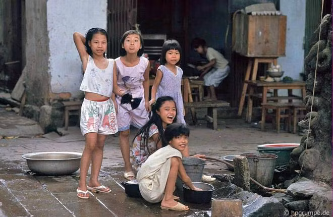 Một nhóm bé gái có những biểu cảm đáng yêu khi được nhiếp ảnh Hans Peter Grumpe chĩa ống kính về phía mình.