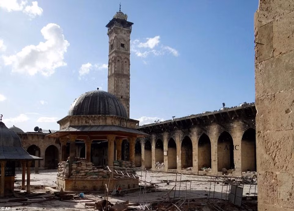 Ngọn tháp của nhà thờ Hồi giáo Umayyad có từ thế kỷ 12 cũng bị phá hủy bởi đợt pháo kích dữ dội.