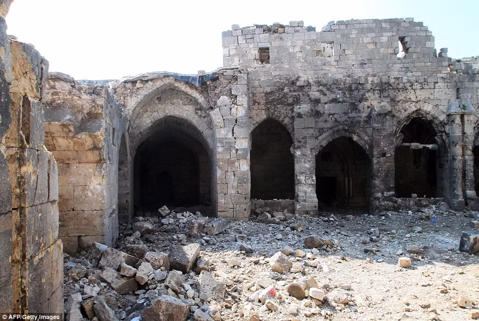 Lâu đài cổ nổi tiếng Krak des Chevaliers gần biên giới Syria - Lebanon cũng bị phá hủy nhiều phần trong cuộc xung đột xảy ra tại quốc gia này.