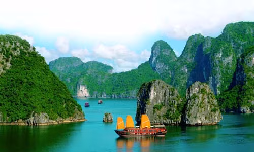 Theo danh sách mới công bố của Destinia, Việt Nam xếp ở vị trí thứ 4 trong top 5 điểm đến hấp dẫn bùng nổ năm 2015. Destinia đã giới thiệu Việt Nam như sau: Trong năm 2015, Việt Nam sẽ tổ chức Năm Du lịch quốc gia 2015 với chủ đề "Kết nối di sản thế giới" nhằm quảng bá và kết nối những di sản văn hóa thế giới.