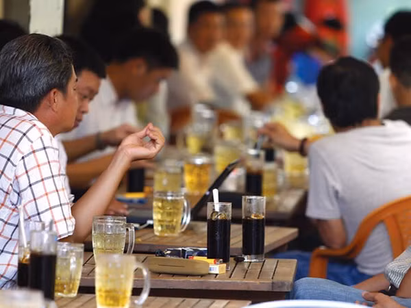 Nguoi Viet dang uong ca phe tao bot bang nuoc rua bat