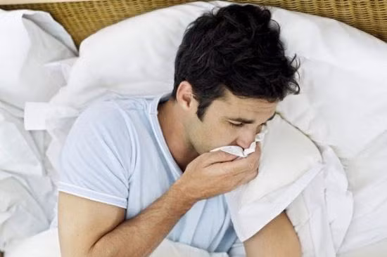 Những người đang bị cảm cúm, viêm tai giữa tái phát cũng không nên đi bơi vì bệnh sẽ có nguy cơ nặng thêm.