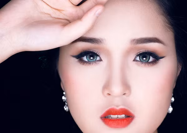 Mặt khác, với một số loại kính áp tròng màu kém chất lượng, màu được quét một lớp màu lên bề mặt hoặc mặt bên trái hoặc bên phải, lớp sơn màu có thể bị tróc ra, gây hiện tượng viêm kết mạc hay đau mắt đỏ. Không những vậy, màu của kính áp tròng còn làm giảm tầm nhìn của mắt vì phụ thuộc vào vật liệu của kính áp tròng.